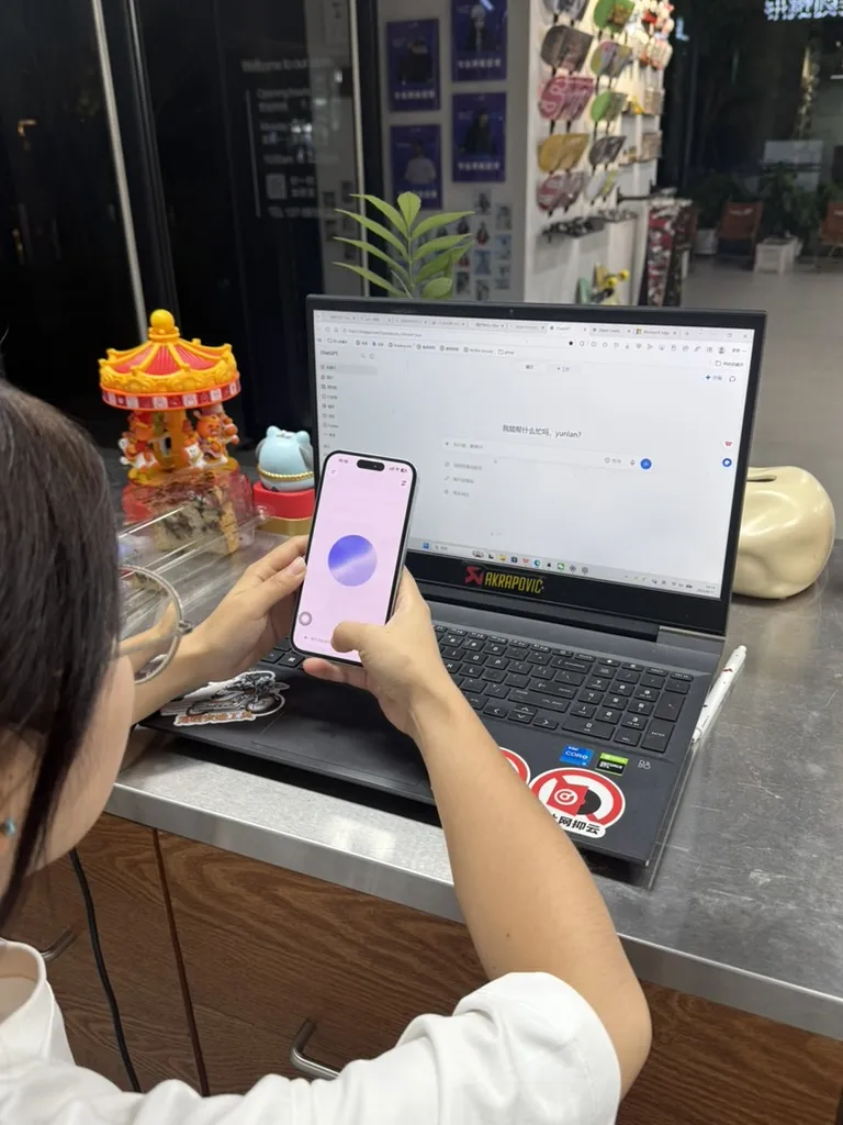 参与者在笔记本电脑和手机上进行 Agent 安装实操